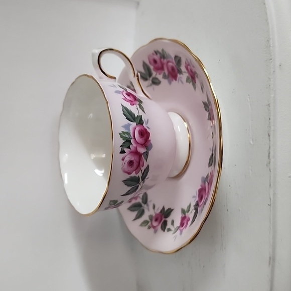 Pale Pink Colclough Tea Cup and Saucer with Roses, Pattern 8239, Vintage - Picture 4 of 9